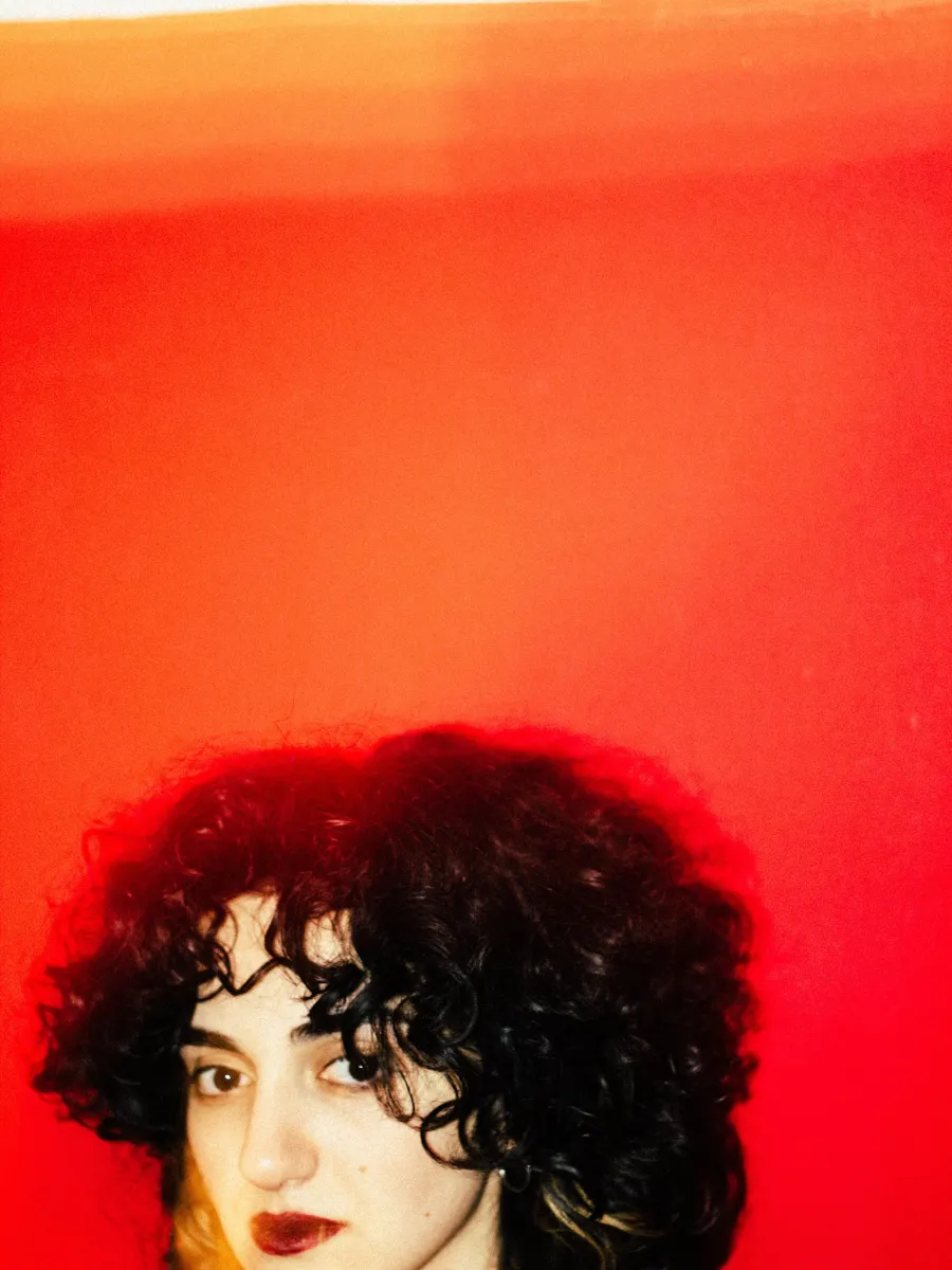 Coupe dégradée sur cheveux bouclés