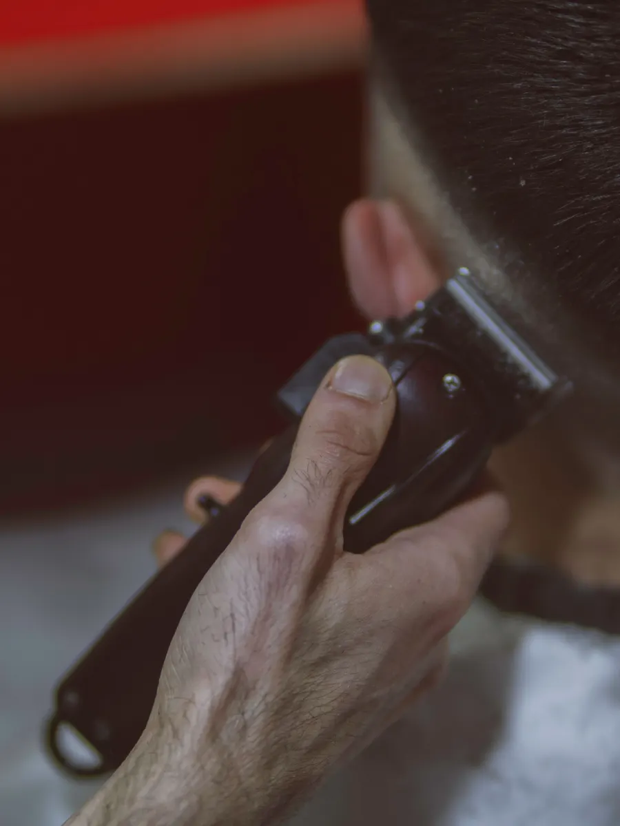 Coupe homme dégradée à la tondeuse
